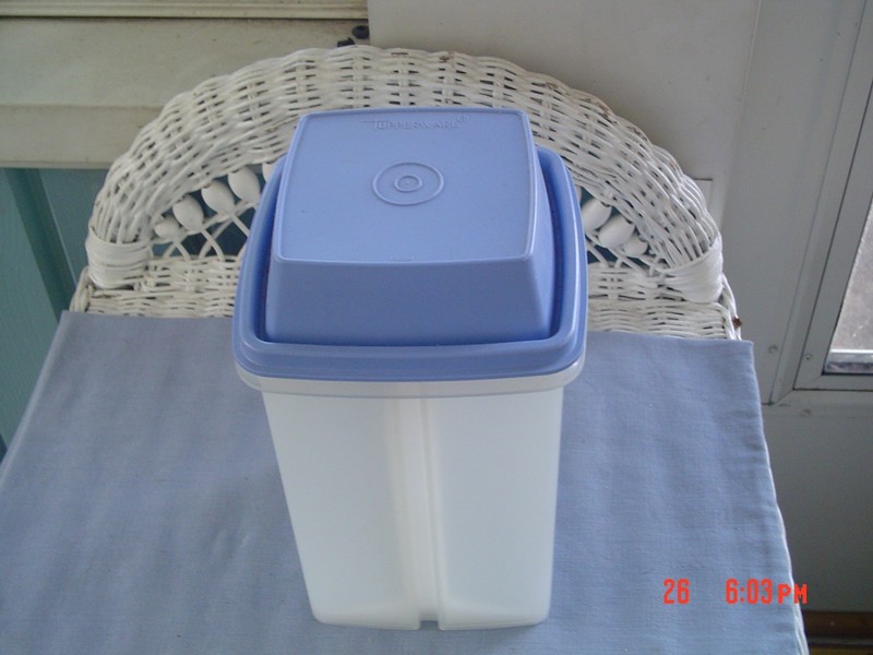 Tupperware 1560 Pick A Deli Pickle Keeper Large 2 Qt. w/Lift & Periwinkle Lid