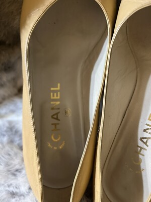 CHANEL　　VINTAGE　made in ITALY Vintage Authentic Chanel Cream+Black Slingback Heels Pumps