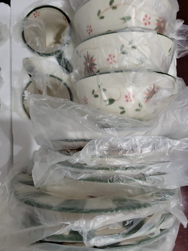 Temptations OLD WORLD Poinsettia Ovenware Tara DINNER SET FOR 4, 20 Pieces NEW - Picture 10 of 13