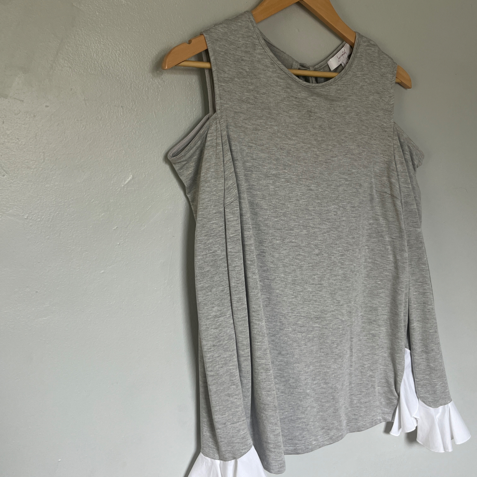 Scripted Cold-Shoulder Women's Top in Gray