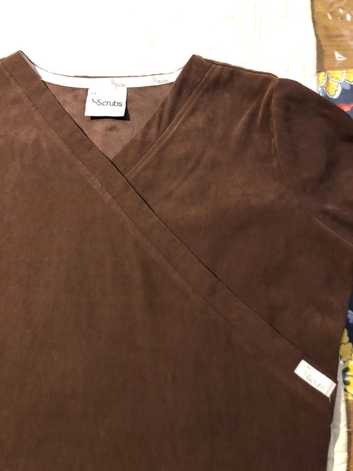 Женские шоколадно-коричневые медицинские скрабы с рукавом 3/4 от Upscale Scrub - Изображение 2 из 4