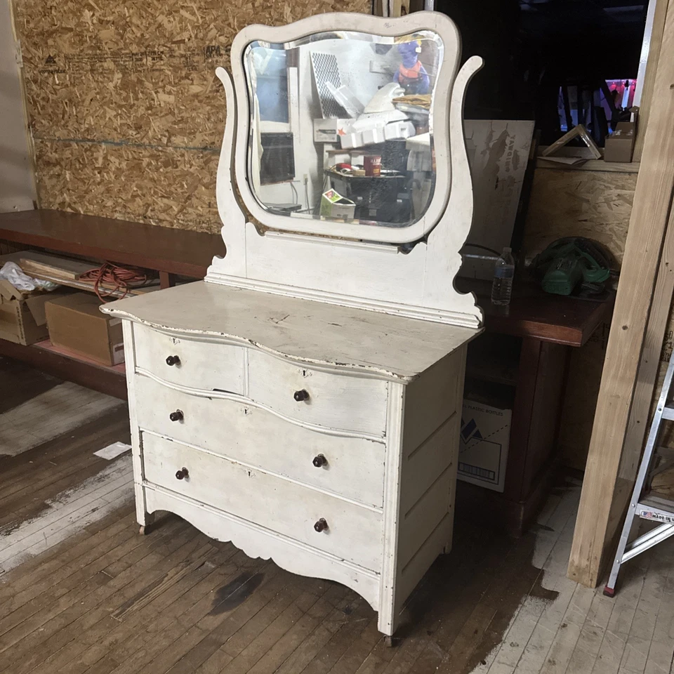 Cómoda antigua blanca espejada sobre ruedas Foto 2 de 4