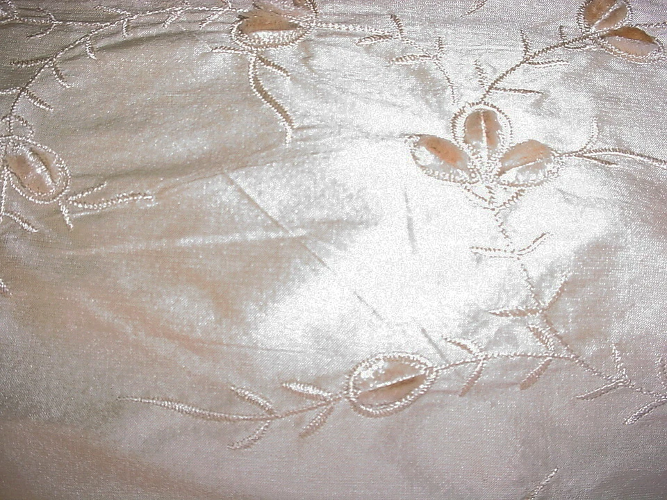 Tela de tapicería de seda bordada 3-1/4 Kravet 34634 oro champán floral vid Foto 4 de 4