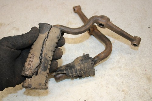 1974 Suzuki GT250 FRONT FOOT RESTS PEGS STEPS SET PAIR H1-1391.ZS - Picture 4 of 6