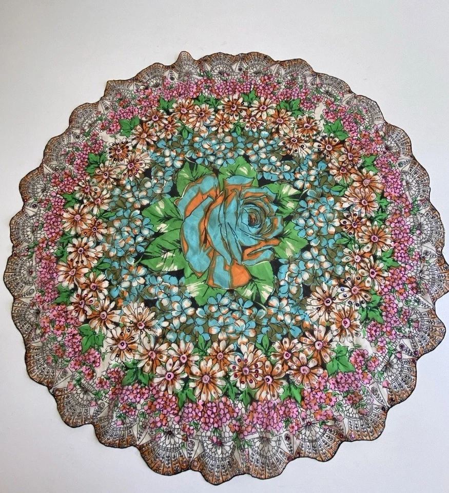 复古丝绸扇贝圆形手工缝制串珠亮片花卉围巾 29 英寸 — 第 2/4 张图片