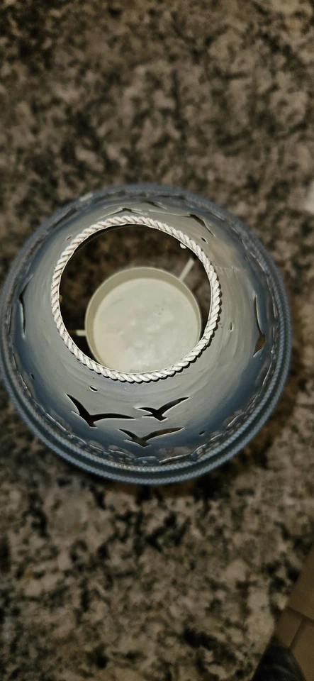 Faro de metal con gaviota recortada sombra de metal vela de té 9" de alto 5,5" de ancho Foto 3 de 4