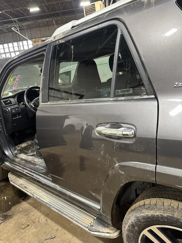 Used Rear Left Door Assembly Rear Side fits: 2014 Toyota 4 runner electric windo - Imagem 2 de 4