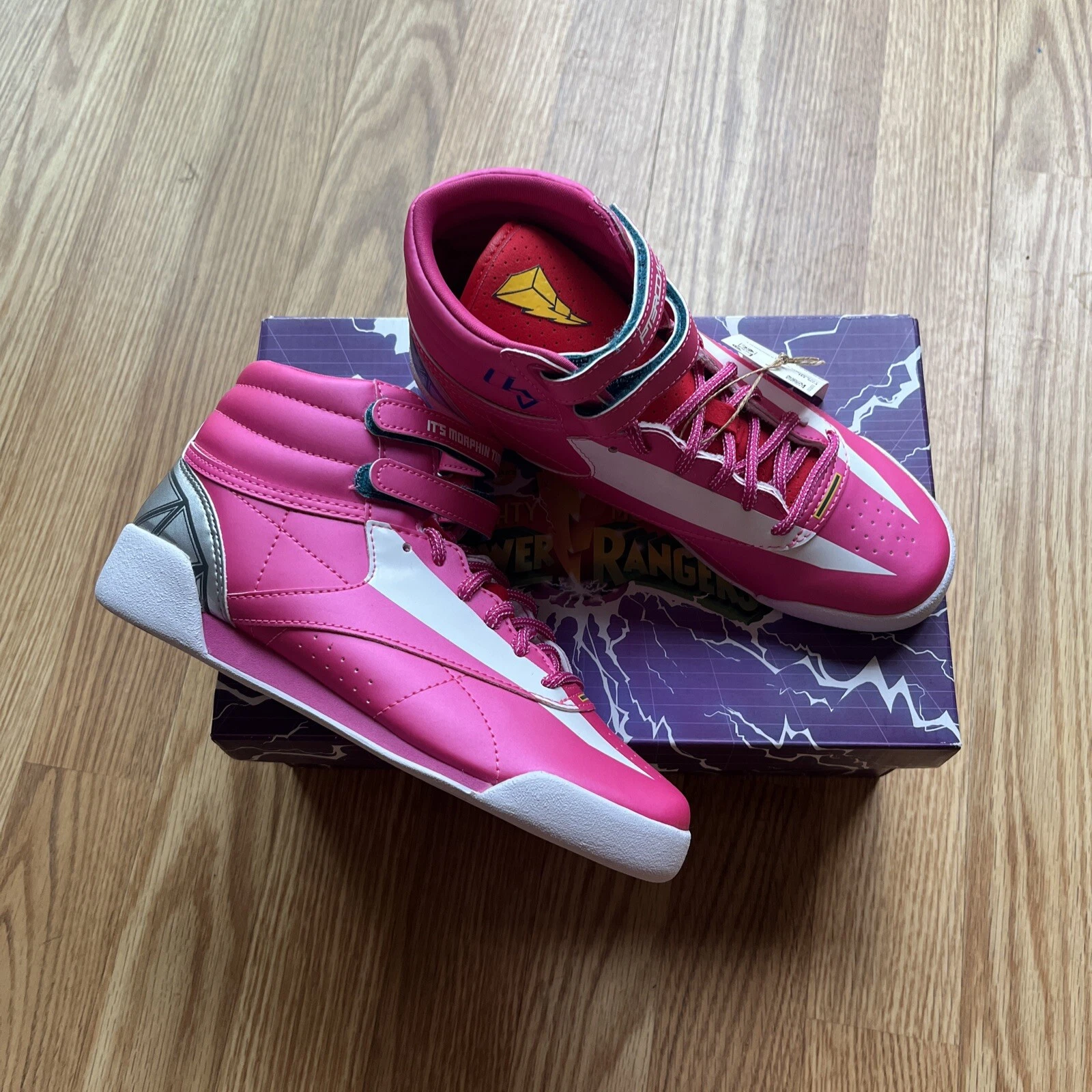 NUOVE scarpe da ginnastica alte Power Rangers x Reebok rosa F S taglia 2 5 bambini
