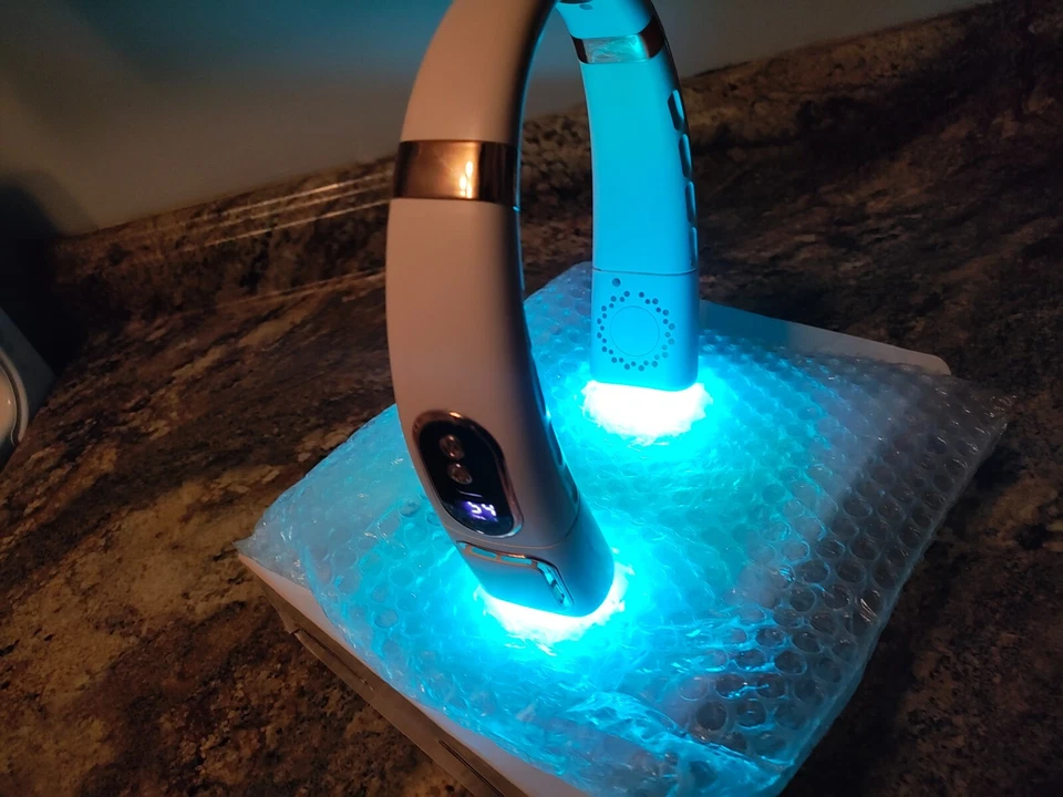 Ventiladores de cuello blanco y negro con luces LED nunca usados nuevos solo fuera de caja f Foto 2 de 2