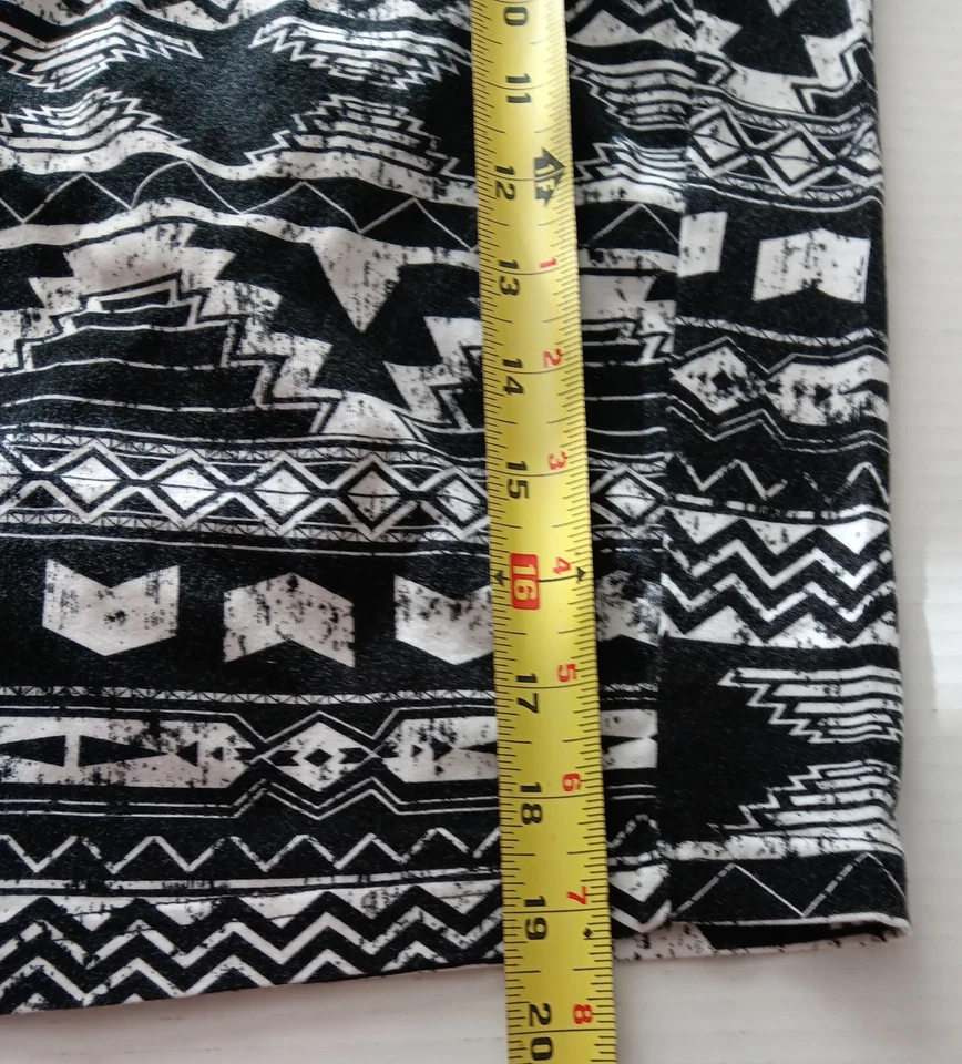 Mini-saia Rue21 Bodycon estampa asteca preto/branco algodão/elastano tamanho G/XL - Imagem 3 de 4