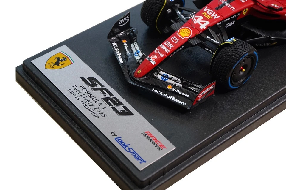 Looksmart 1:43 Lewis Hamilton Ferrari SF-23 Test Fiorano 2025 - Immagine 2 di 3