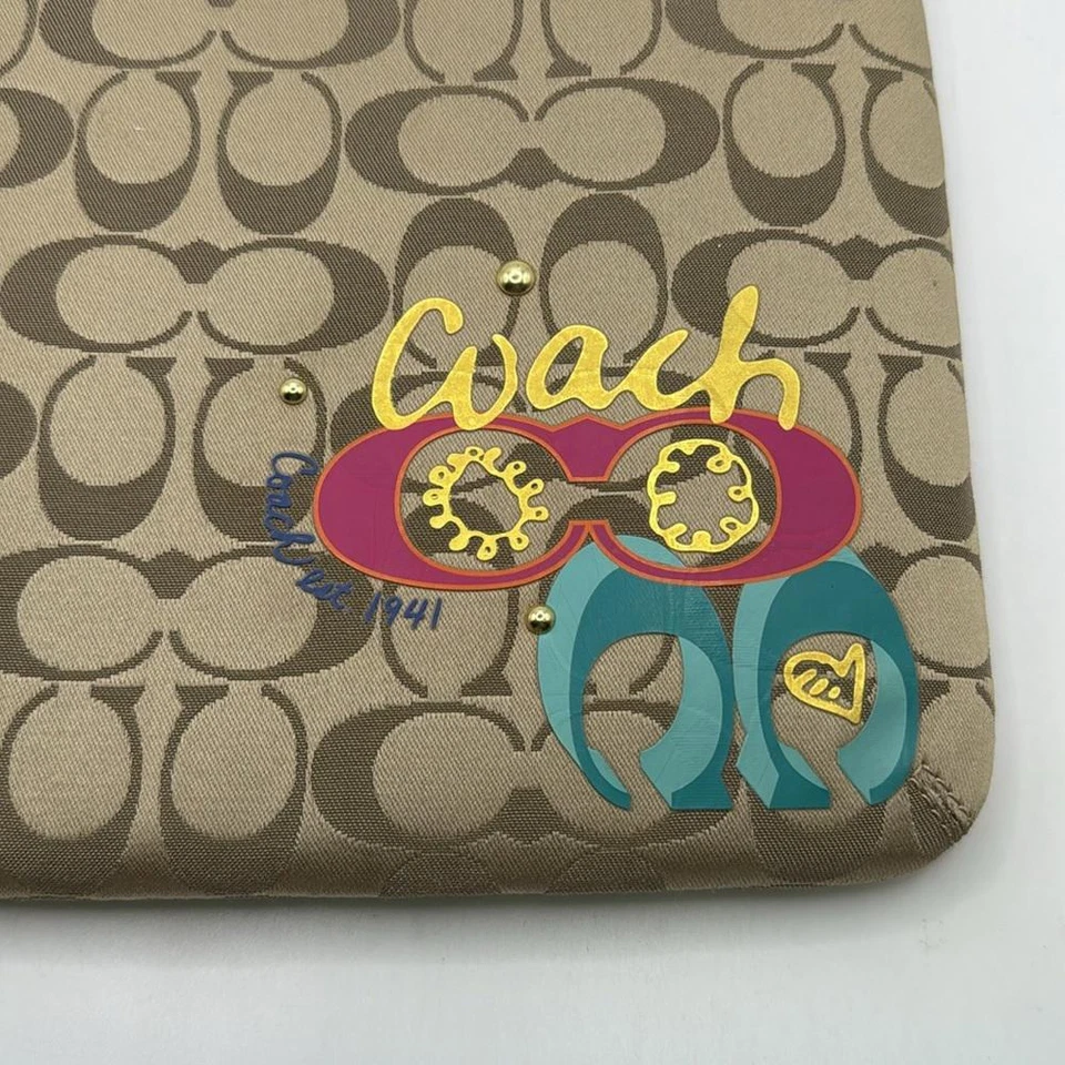 Funda Coach Daisy Poppy Apliques Firma Caqui Tablet iPad Marrón Logo Foto 2 de 4
