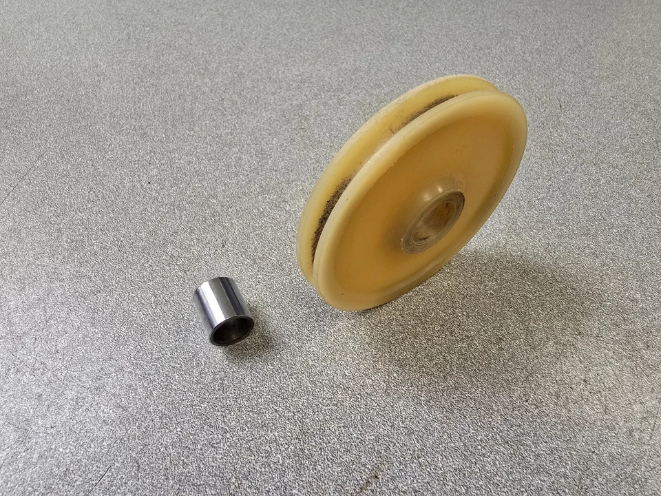 VERY NICE GENUINE PORSCHE 914 914-6 CLUTCH CABLE DEFLECTION ROLLER WHEEL W BUSH - Image 2 of 4