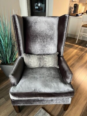 Raymour & Flanigan Tall back Accent Chair