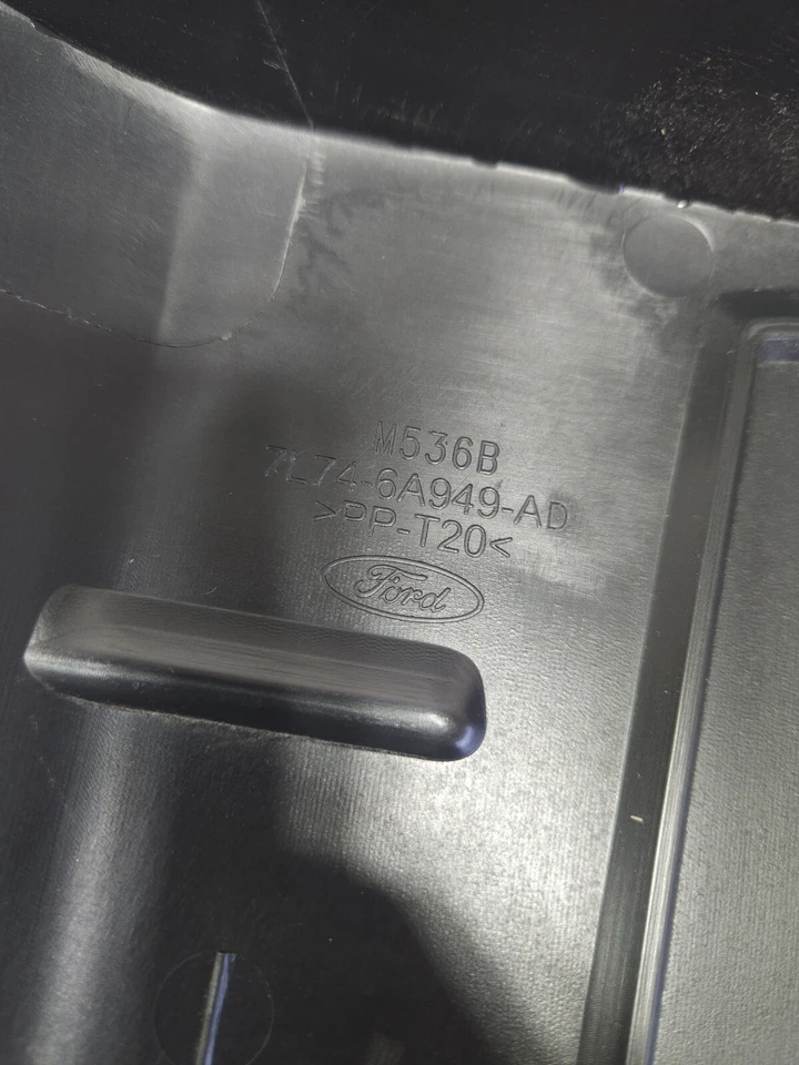 Cubierta del motor Lincoln Navigator 07-14 con tornillos OEM Foto 4 de 4