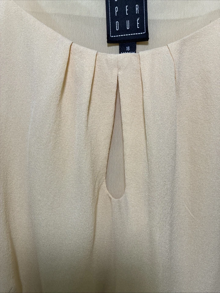 Due Per Due Silk Sleeveless Top Size 16 ButtercYellow Pleats Back Button Keyhole - Image 4 of 4