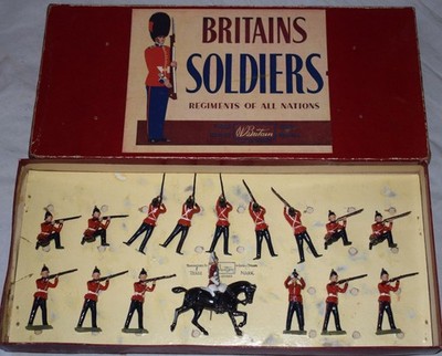 Vintage Britains No. 2086 Queen's Royal Regiment West Surrey 16 Piece Set