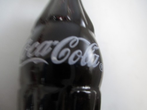 Botella de vidrio de contorno Coca-Cola adorno navideño Coca-Cola - Imagen 5 de 7