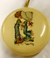 Holly Hobby Pompadour ceramica vintage anni 70 Ye Olde England fiori Sarah chiave
