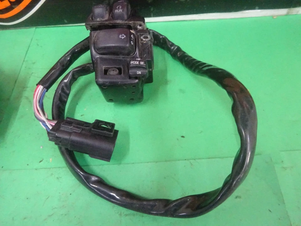 HARLEY DAVIDSON BAGGER'S USED BLACK OEM LEFT & RIGHT H/B/SWITCH Housing W/WIRES - Image 2 of 4