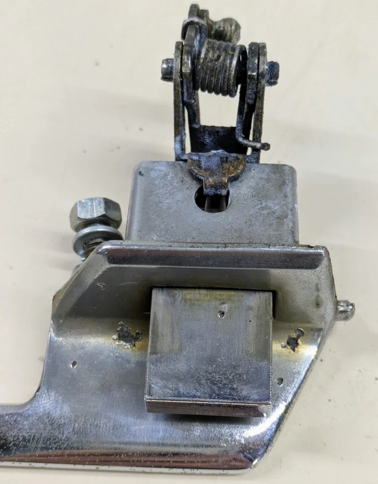 Manija de puerta delantera pasajero derecho Chrysler 300 New Yorker Newport 1965-1966 Foto 3 de 4