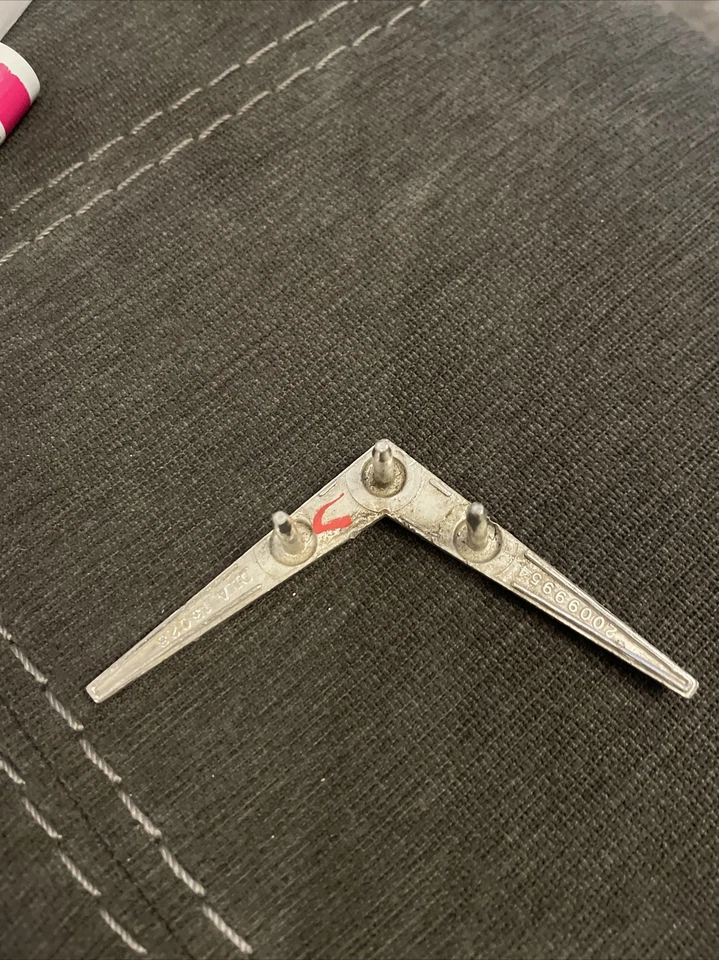 1978-80 Cadillac Deville Fleetwood painel de teto emblema V # 20099954 fabricante de equipamento original todas as guias - Imagem 3 de 3