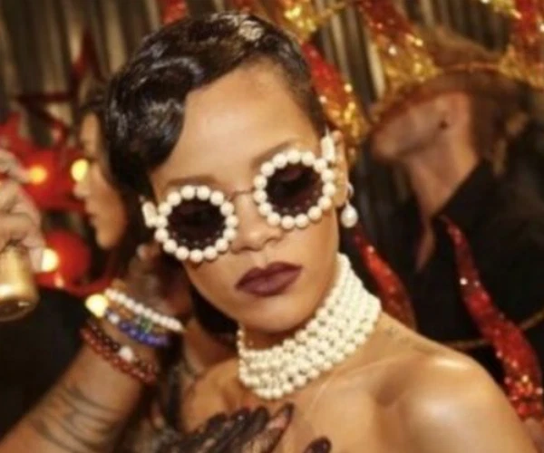 Gafas de sol redondas 2022 para mujer con gargantilla y conjunto de pendientes de perlas sintéticas Rihanna Foto 3 de 4