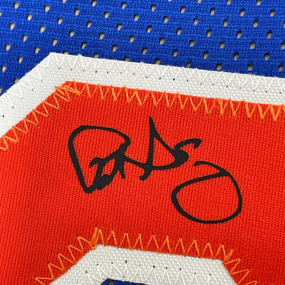 Camiseta deportiva autografiada facsímil enmarcada Patrick Ewing 33x42 azul reimpresión láser Foto 2 de 2