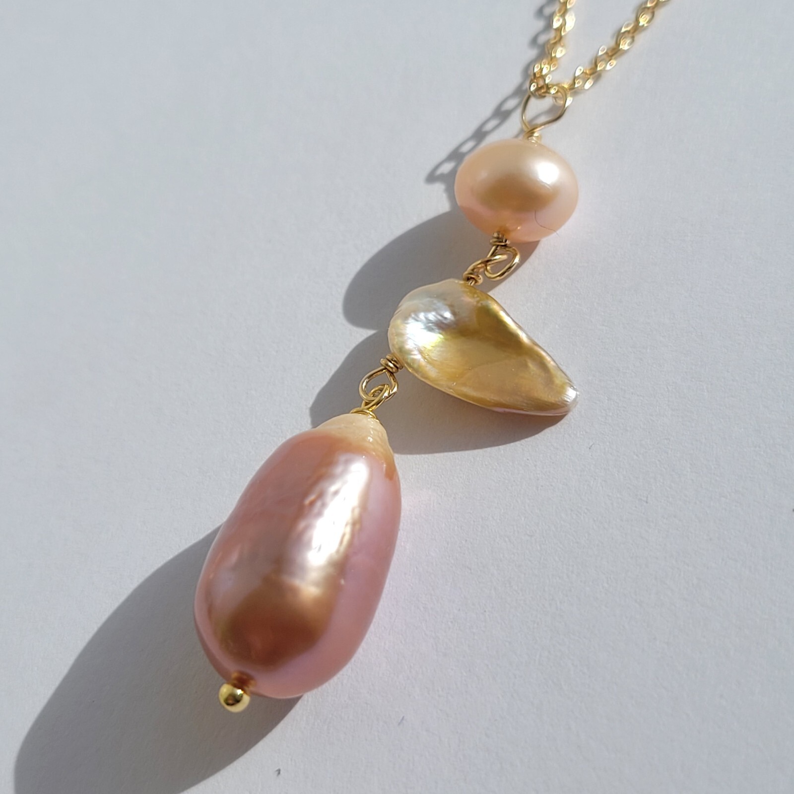 Collier perles de culture d'eau douce baroques roses et plume en argent massif de style joaillerie