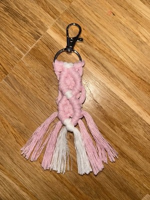 Schlüsselanhänger handmade Makramee silber, rosa und weiß