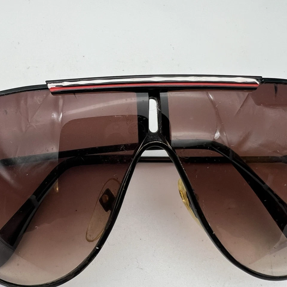 Gafas de sol vintage de aviador a rayas rojas y blancas con montura negra Foto 2 de 4