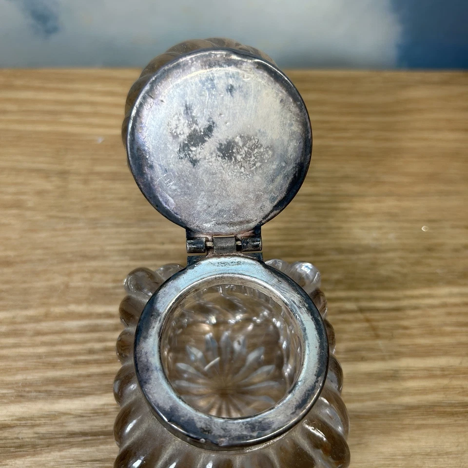 Tintero de cristal de corte antiguo con tapa con bisagras de placa de plata base cuadrada de 2" de alto Foto 4 de 4