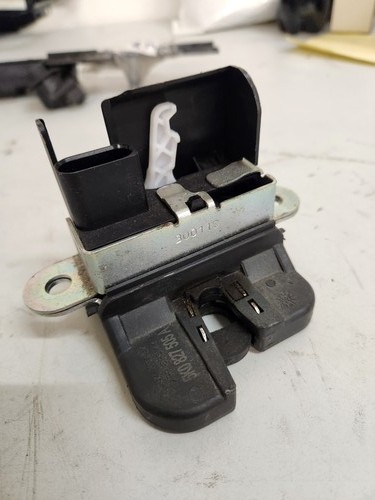 Heckklappenschloss Kofferraum VW Golf 5 6 Passat Variant 5K0827505A