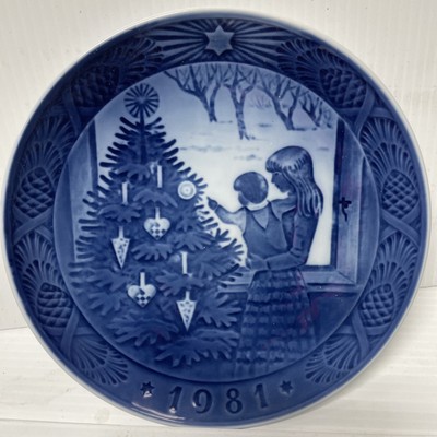 Royal Copenhagen 1981 Christmas Plate ''Admiring the Christmas Tree'' 7''