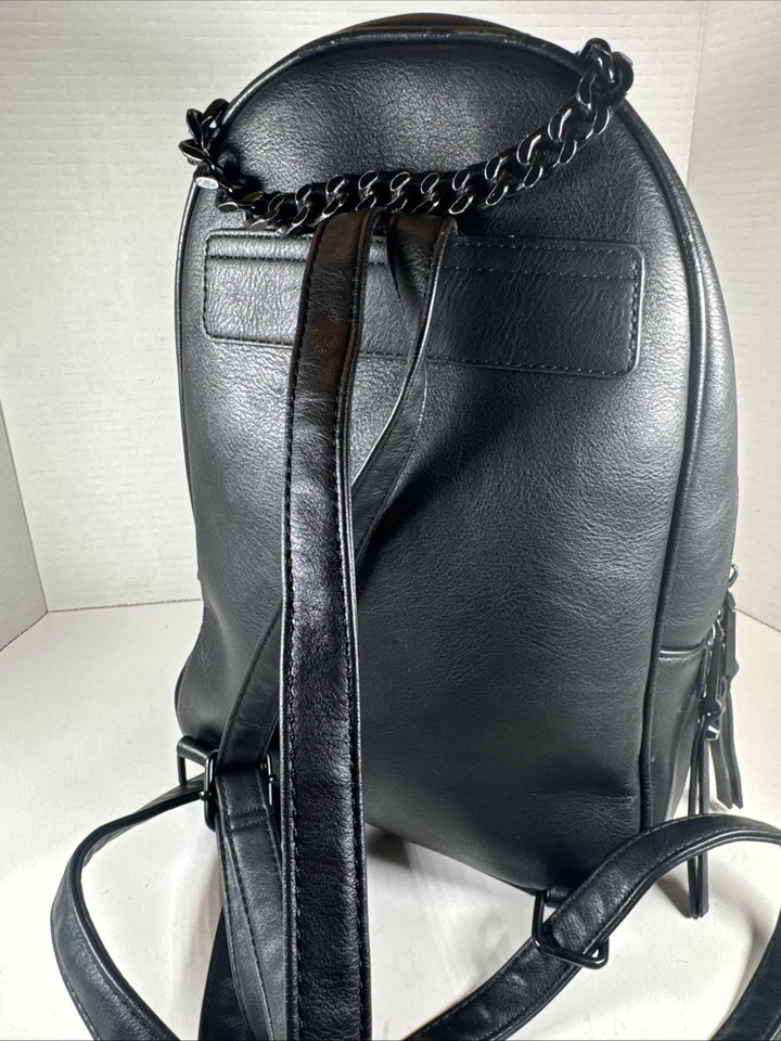"Cartera mochila acolchada de cuero vegano negra Aldo con herrajes negros 9x12""" Foto 3 de 4