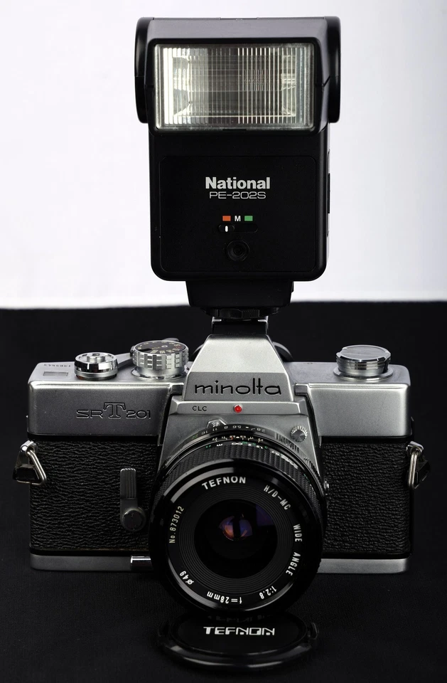 Minolta SR-T 201 Chrome 35mm Film SLR c/w 28/2.8, MC 100-200mm Lens & Flash Kit - Image 4 of 4