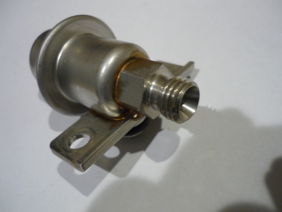 Ferrari 355 Set of 2 Fuel Pressure Regulators 167321 for