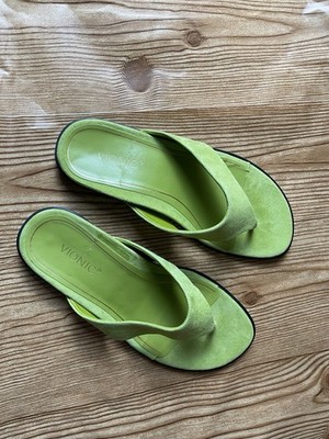 New NWOB Womens Vionic Agave Green Suede Flip Flops Sandals Size 7.5 M