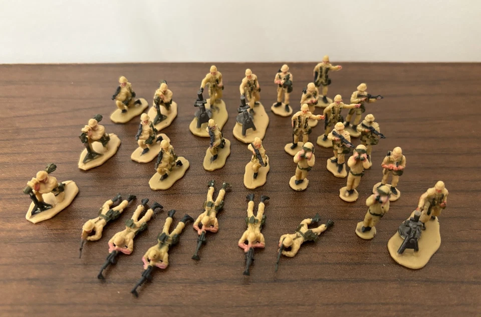 BIG LOT: Galoob MICRO MACHINES Desert Storm: 41 vehicles and soldiers - Image 4 of 4