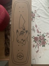*EN MANO* Pokemon Center x Bear Walker: Pikachu 25th Celebration Skateboard