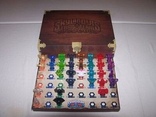 SKYLANDERS TRAP TEAM COLLECTOR'S BOX w/ 31 CRYSTAL TRAPS
