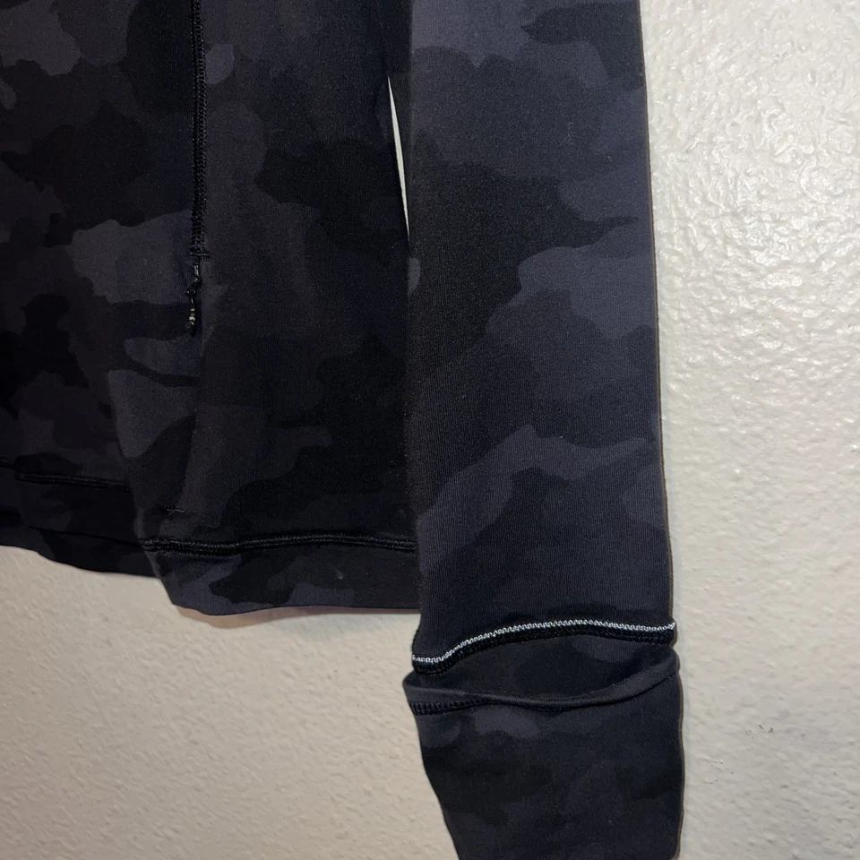 Short camuflado Lululemon Rulu Run preto tamanho 8 - Imagem 3 de 4