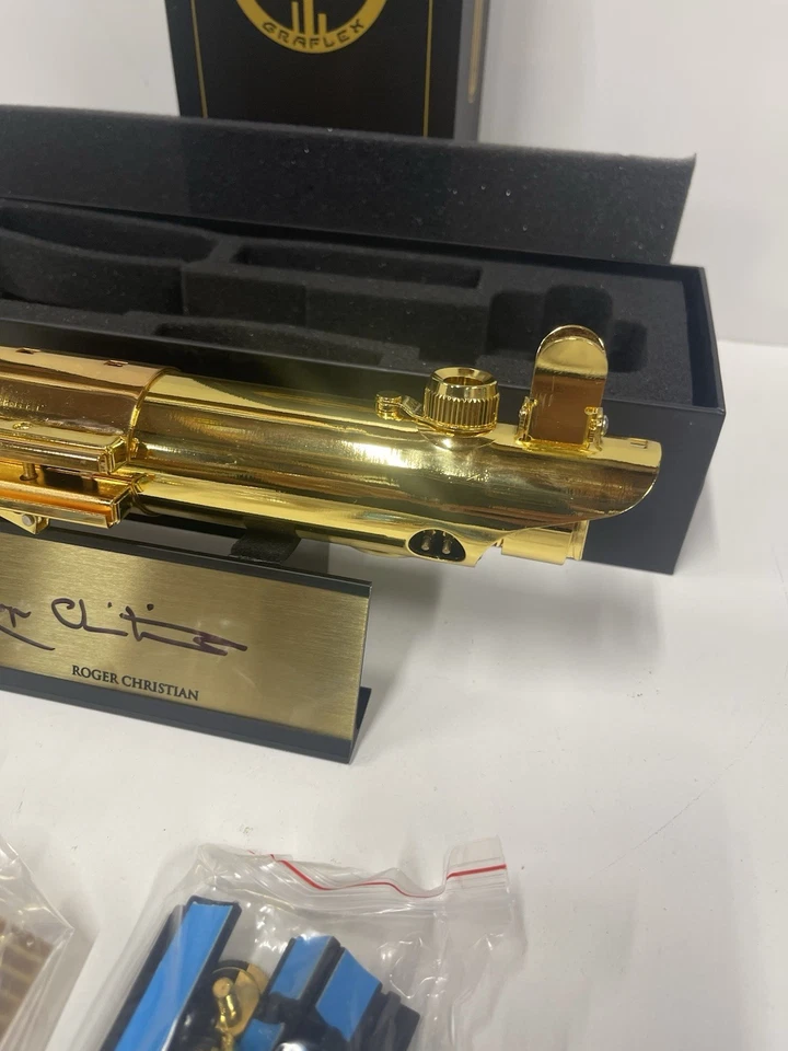 ANH Luke Skywalker Sable de Luz Dorado Roger Christina Firmado Placa y Soporte Foto 3 de 4