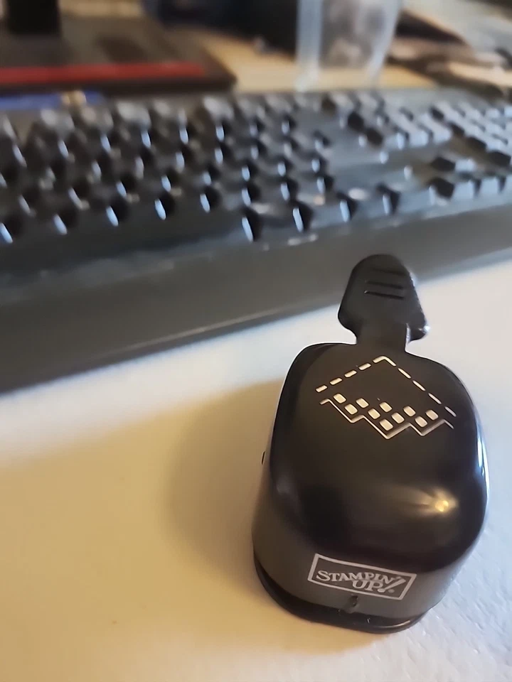 STAMPIN UP EK SUCCESS PAPER SHAPERS WHALE TAIL PUNCH 3/4" SMOOTH SQUARE - Image 2 of 3