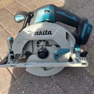 Sierra inalámbrica Makita DHS 680 18v. SOLO REPUESTOS O REPARACIONES. NO FUNCIONA