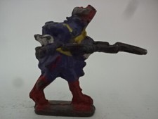 Stara cynowa figurka / Pruski żołnierz atakujący z karabinem - wariant kolorystyczny 6