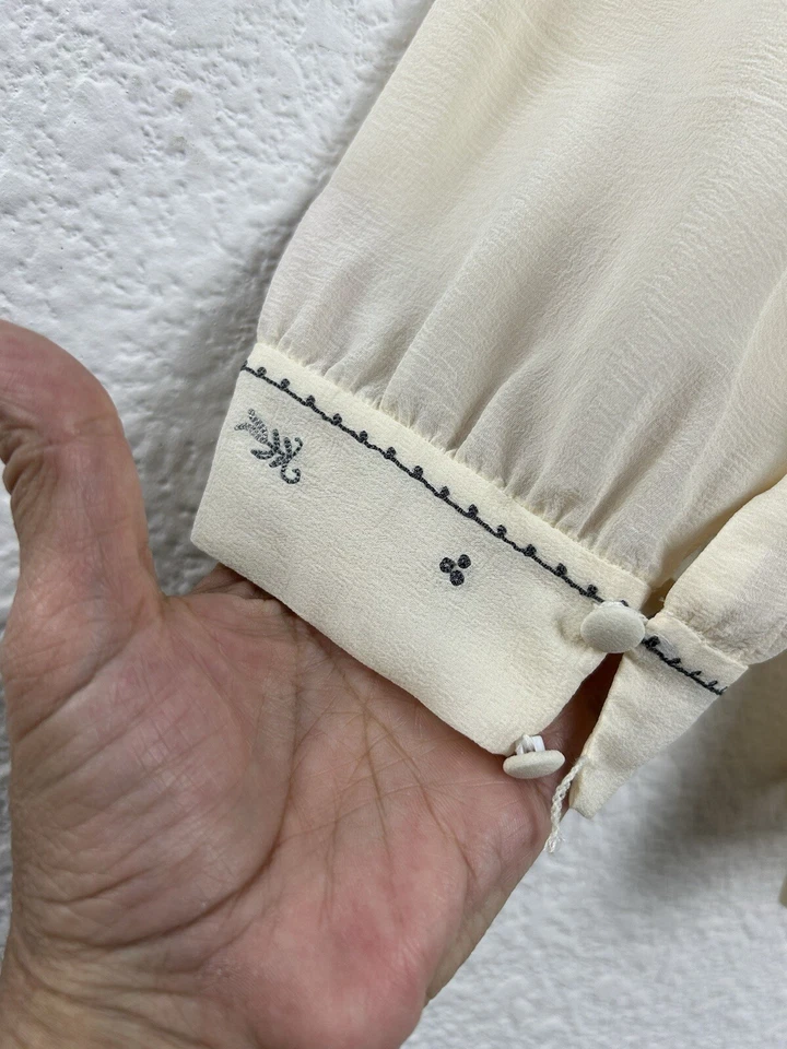 Blusa informal esquinera 100 % seda marfil abotonada talla 14 mangas largas bordada Foto 2 de 4