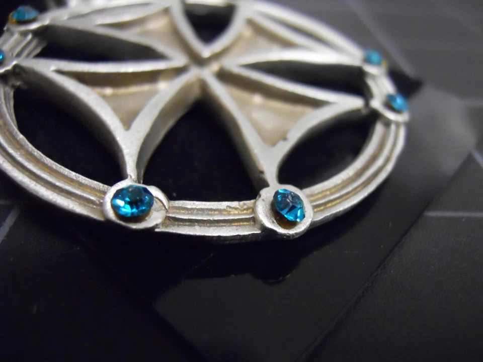 Cruz de Hierro GALLO PELTRE Colgante Nuevo Antiguo 2002 Collar Maltés Cristales Azules Foto 4 de 4