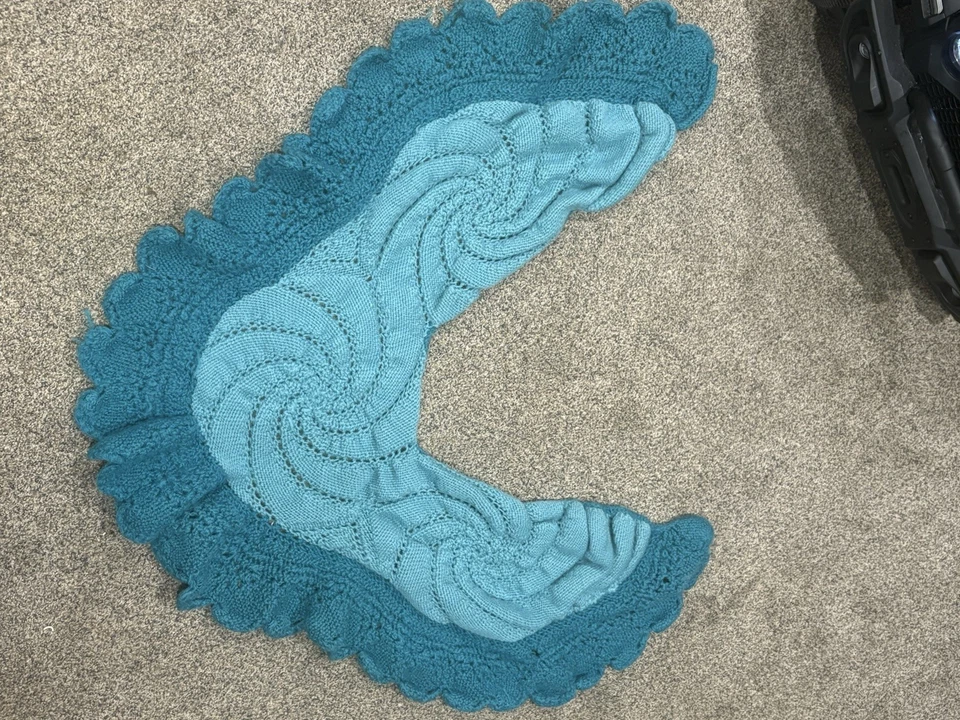 Mantón tejido verde azulado con bordes con volantes Foto 4 de 4