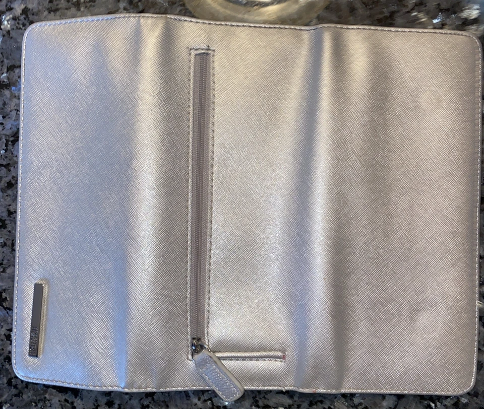 Cartera Kenneth Cole Reaction Materiales Hechos por el Hombre Forro Plateado/Rosa Caliente Diseñador Foto 3 de 4